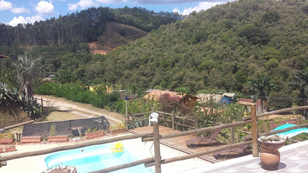 Deck da piscina da Pousada Vila Mathilde com vista para as montanhas